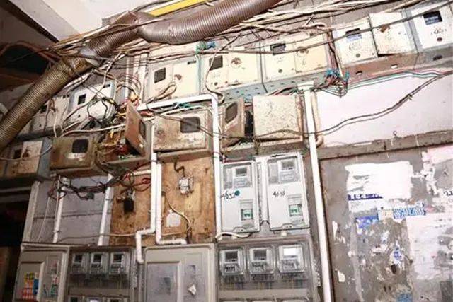 為什么配電箱里不能放雜物<strong></p>
<p>配電箱
</strong>？:配電箱
